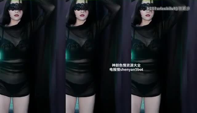 刚还一副女神模样, 高颜值脸蛋清纯得不行, 转眼就变骚母狗, 巨乳晃得人眼晕, 极品美臀扭得浪劲十足, 主动扒开衣服露奶头, 蹲下张腿秀嫩逼, 嘴里哼着骚气小调 "快来舔, 憋不住啦! " 那下贱样, 真想狠狠干翻! [FC356]
