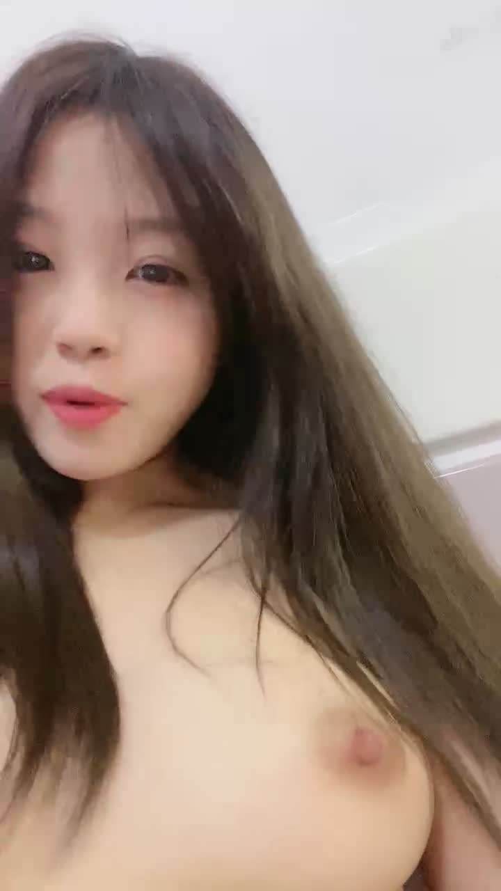 艺术学院粉嫩嫩的少女全程露脸大秀直播, 来着大姨妈也发骚