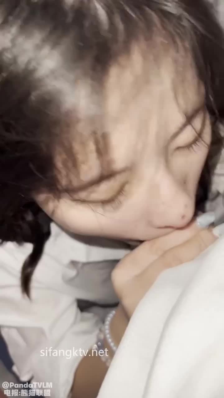 真实手持电话近景拍摄性爱, 露脸白皙漂亮嫩女友乖巧听话已成小母狗, 口活啪啪仔细认真