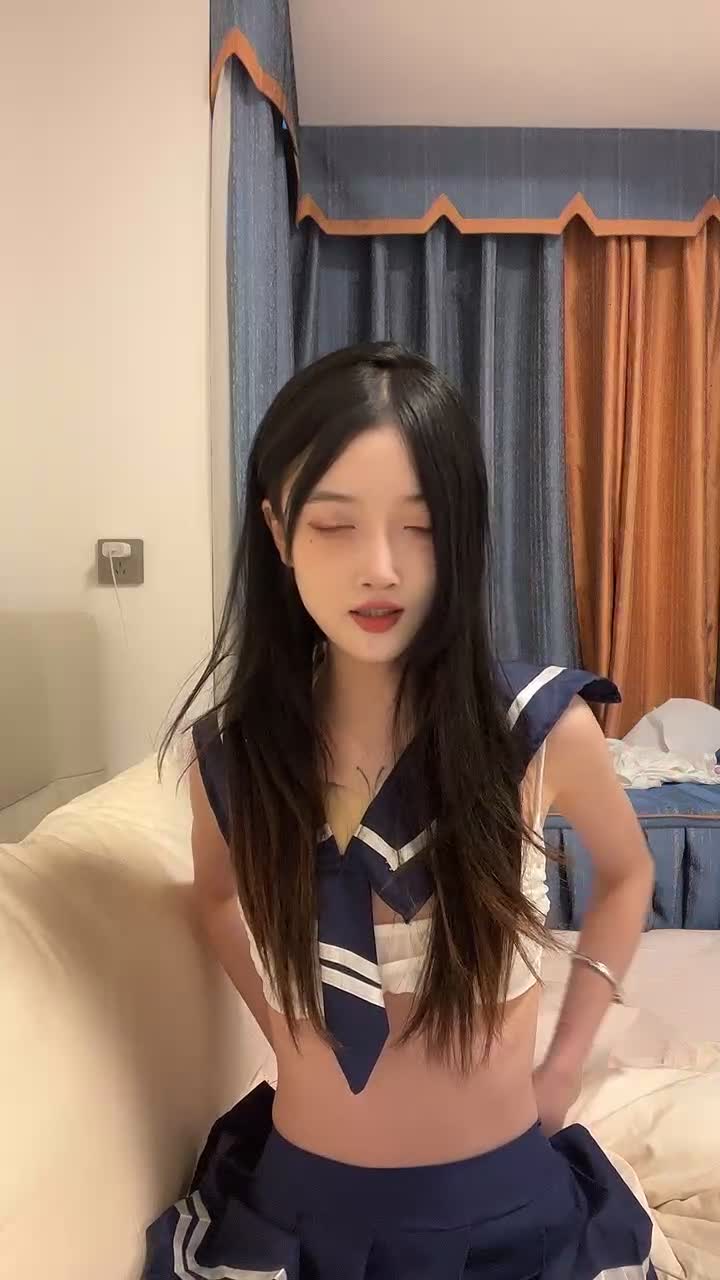 情趣制服JK少女, 贫乳苗条身材, 独自寂寞发骚, 白丝美腿翘起, 棒子跳蛋双管齐下, 在床上超级骚