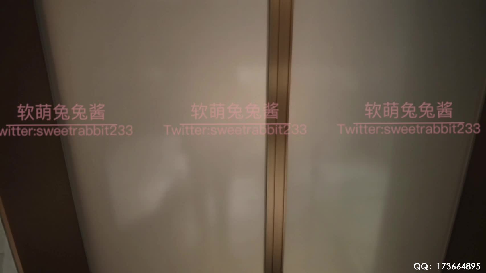 软萌兔兔酱—反差秘书 50P 1V与老板秘书一起出差剧情演绎老板和秘书啪啪被我拍下来了拿来要挟换一炮