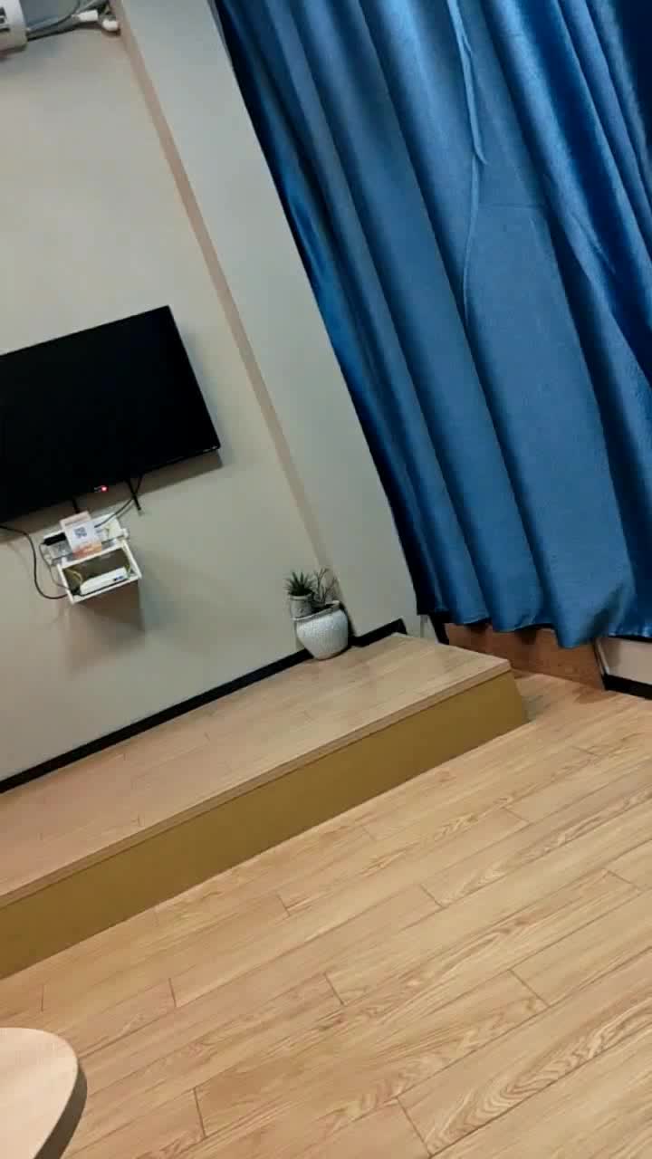 我的母狗妹妹露脸跟小哥开房啪啪直播让狼友看，深喉草嘴无毛白虎逼，让小哥各种体位无套爆草，内射中出真骚