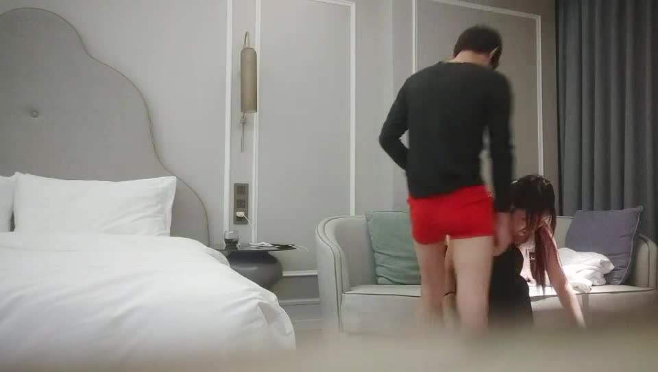 在酒店约了个粉衣外套萌妹子背后骑乘侧入各种姿势都大力猛操到呻吟