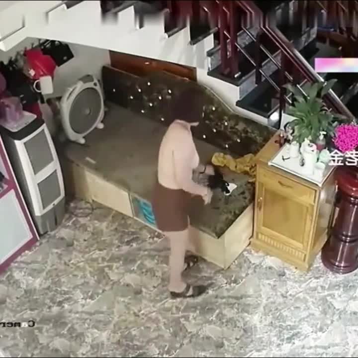 家庭摄像头破解-熟女丈母娘性欲太强每天都要自慰，女儿女婿都有出境
