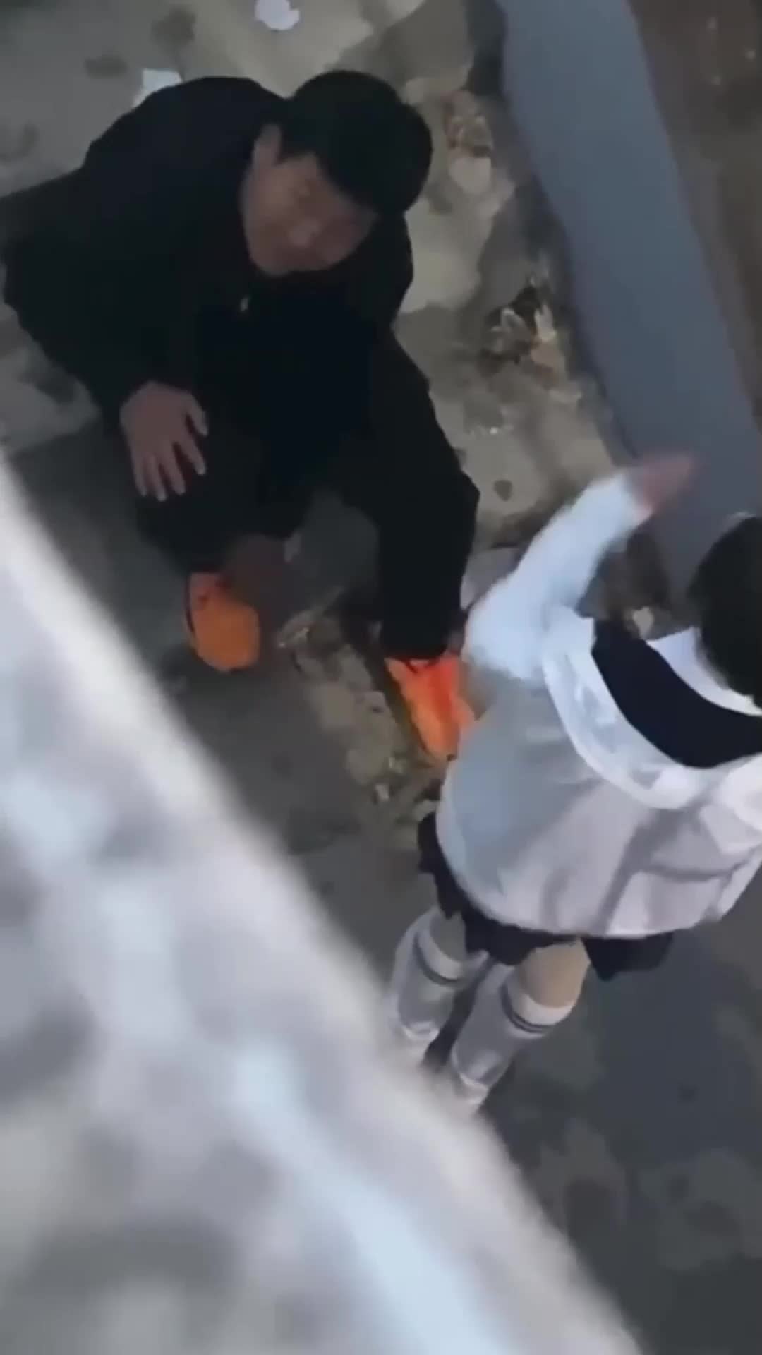 吃瓜！青岛XX技师学院 小情侣校园角落情不自禁，女生看起来很害羞不太愿意，还是被扒了裤子 #吃瓜 #偷拍 #门事件 #情侣 #户外