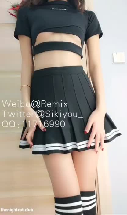 #美少女极品小骚逼啊 短袜配短裙 撅起屁股露逼的模样 想不想就地后入啊
