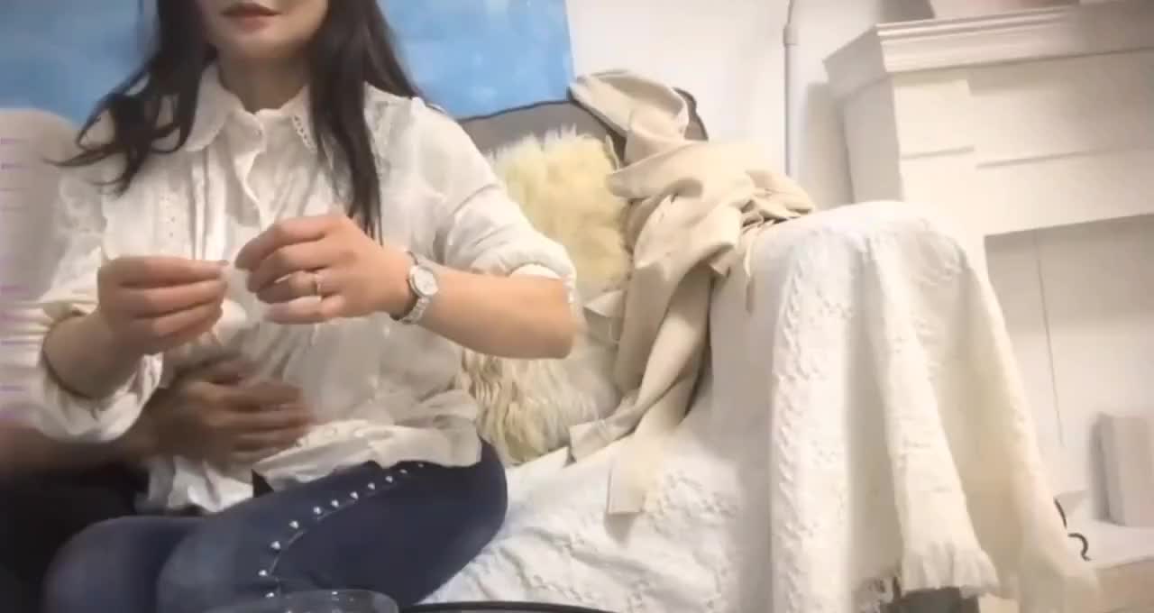 熟女外围，风情万种让小伙子极度兴奋，把阿姨不当人的尽情发泄。