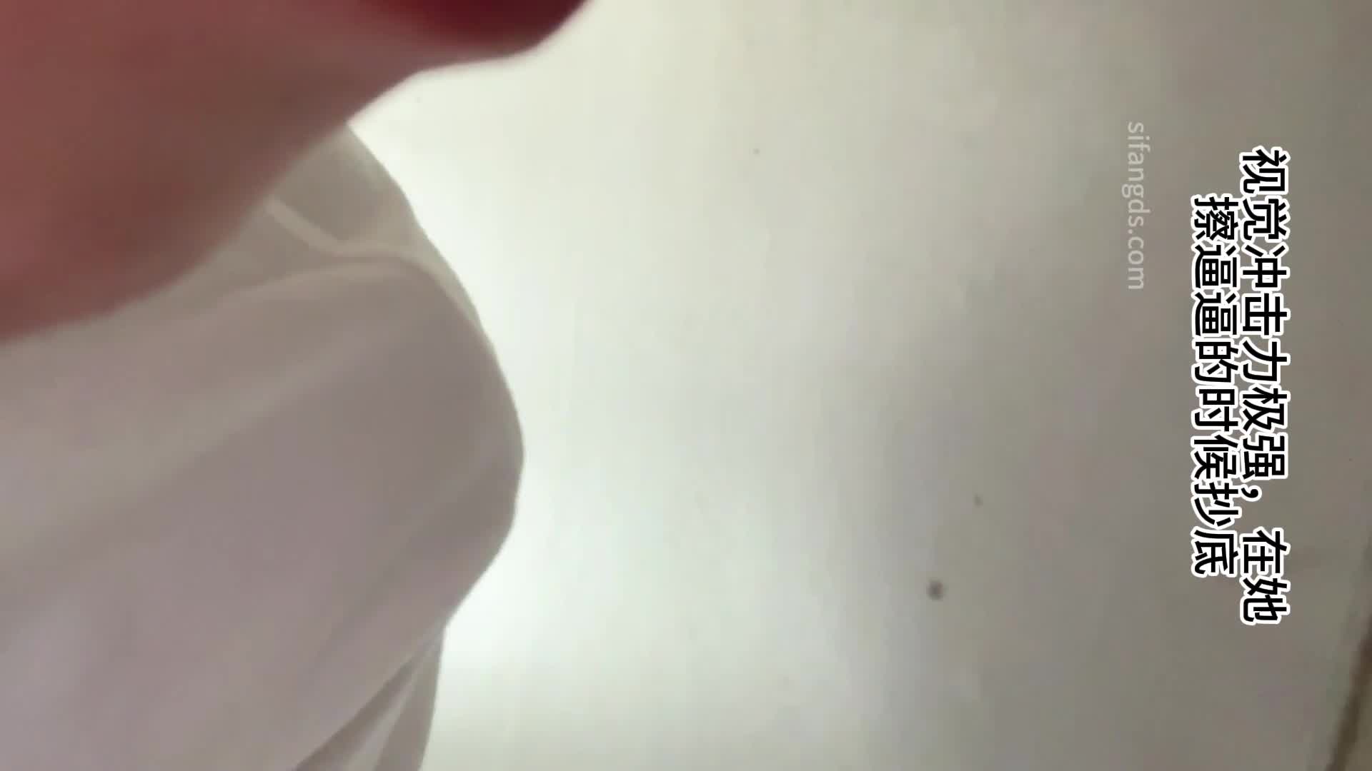 牛逼变态哥手持闯拍高校女厕 抄底偷拍几个学妹的嫩逼伸出上帝之手摘下妹子逼上挂着的白带