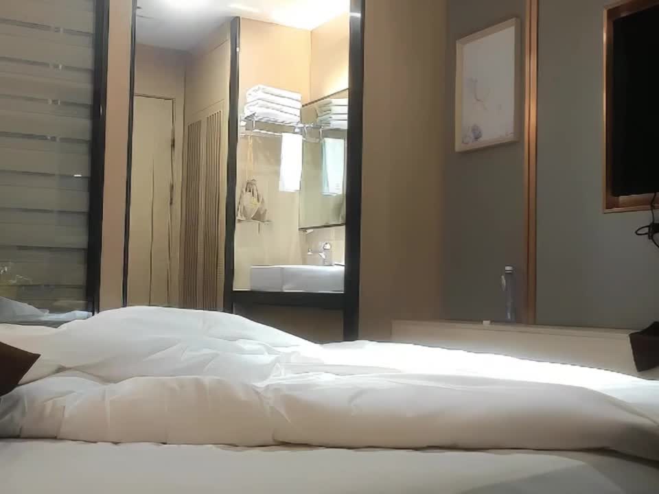 兰州四十岁的熟女外围，操逼前先跳一段骚舞热身，大屁股操着真过瘾