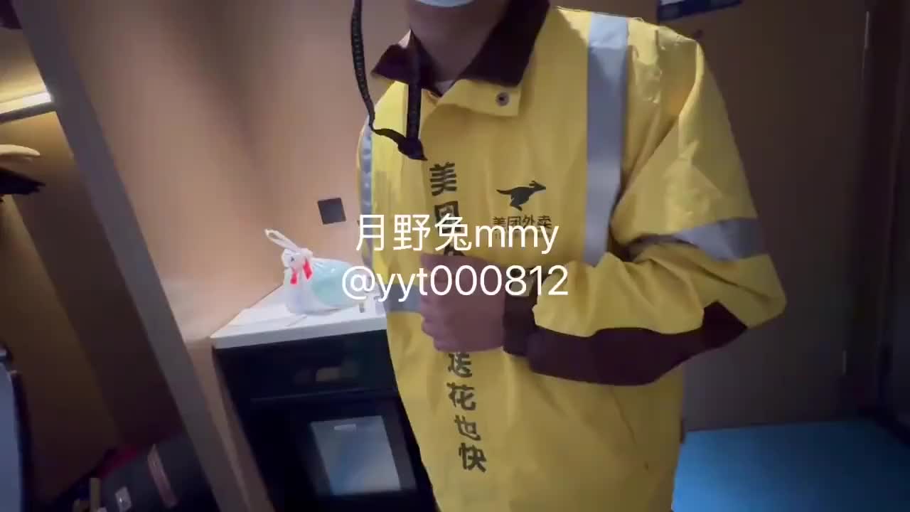 推特网红南航空姐 月野兔 日常露出啪啪合辑混剪！飞机上也有狠狠的露出哦！还有被大哥们狠狠操、狠狠内射的大场面，简直是个精液储藏器母狗空姐赚钱是真容易，很多土豪对这一职业情有独钟，之前有一个空姐落地就开炮的，月野兔玩的更花，户外人前被操都没关系，这样才能满足大客户的需求！#网红 #南航 #空姐 #月野兔 #母狗 #反差婊 #露出 #啪啪 #内射