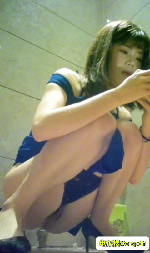 #厕拍饭店都拍美少妇尿尿