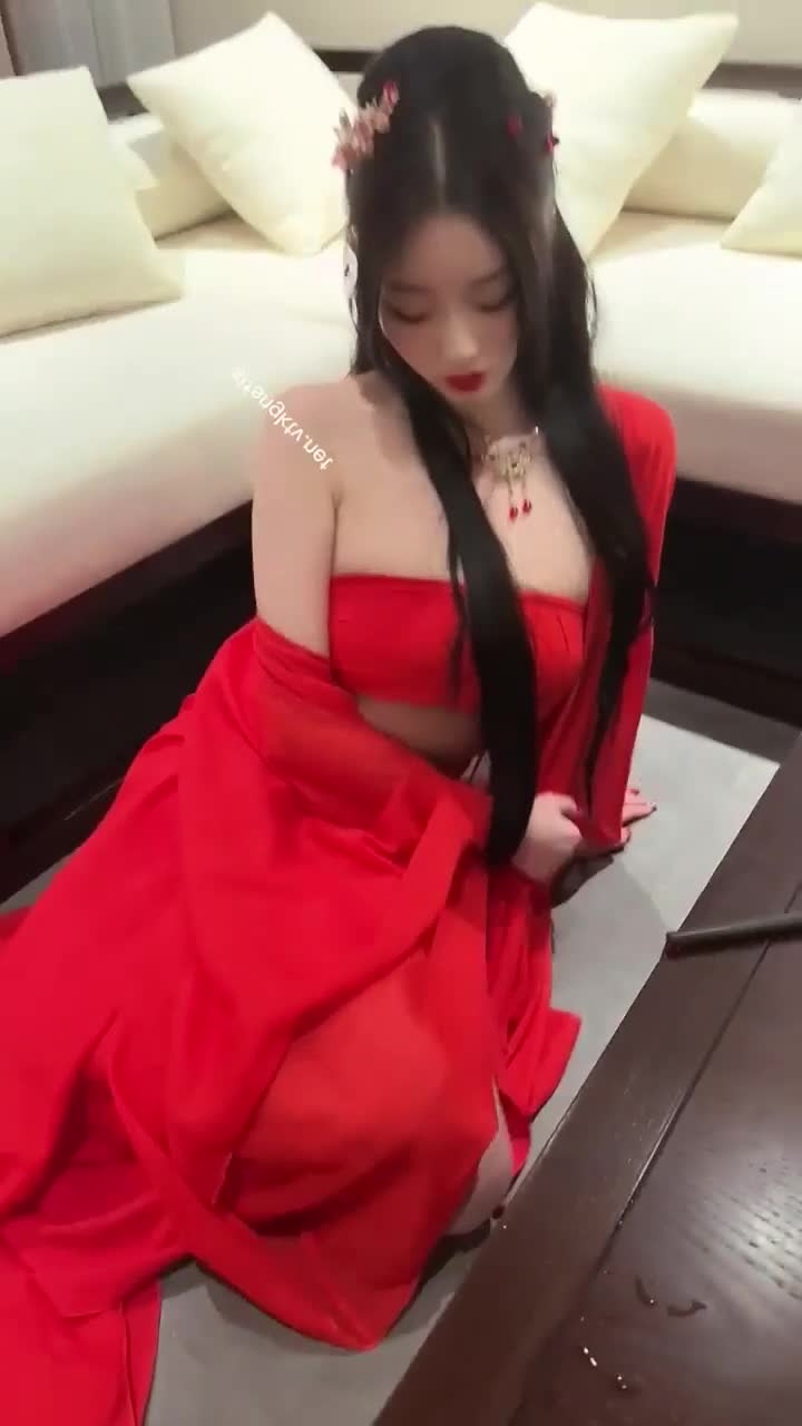 二线准明星为求上位登片, 录影棚里古装比基尼装反差摆弄各种风骚姿势想勾引主编, 自己掰着屁股对着主编不停扭动 #反差