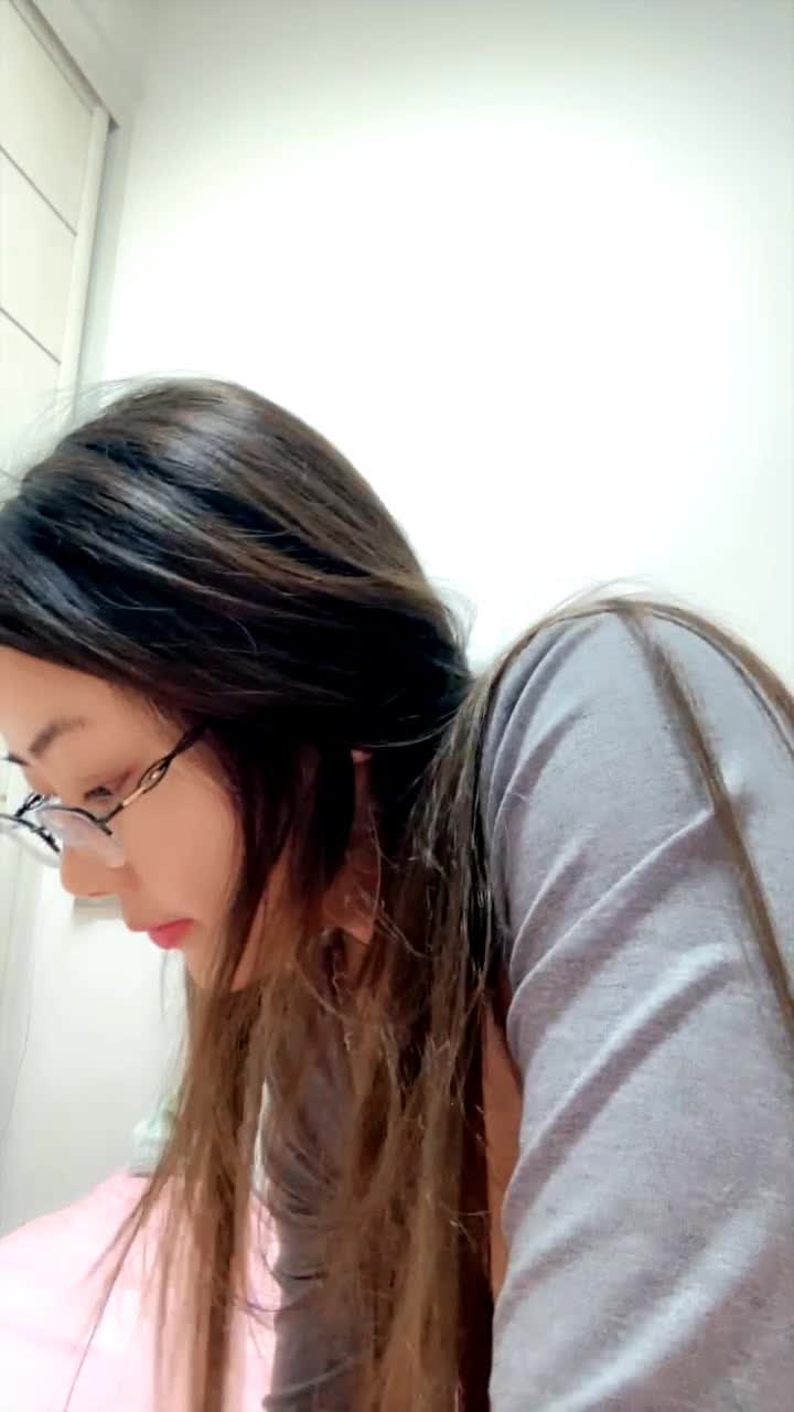 人妻少妇小月月老公不在家跟狼友发骚，全程露脸淫声荡语互动撩骚，跳蛋塞逼里揉着骚奶子浪叫呻吟精彩别错过
