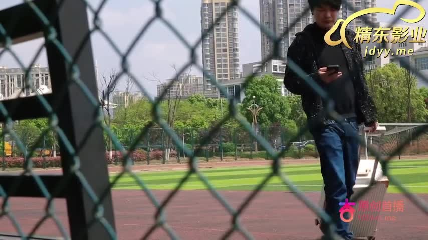 反差学生小姨子家中自慰, 被姐夫误闯碰见帮助解决骚逼瘙痒, 一晚上连续两次激战, 骚逼内射不满足还要爆缸内射 #反差 #学生