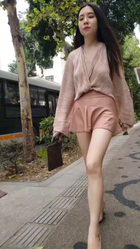 #街拍 #高跟鞋 #美腿 #大长腿粉色短裙下的美腿诱惑