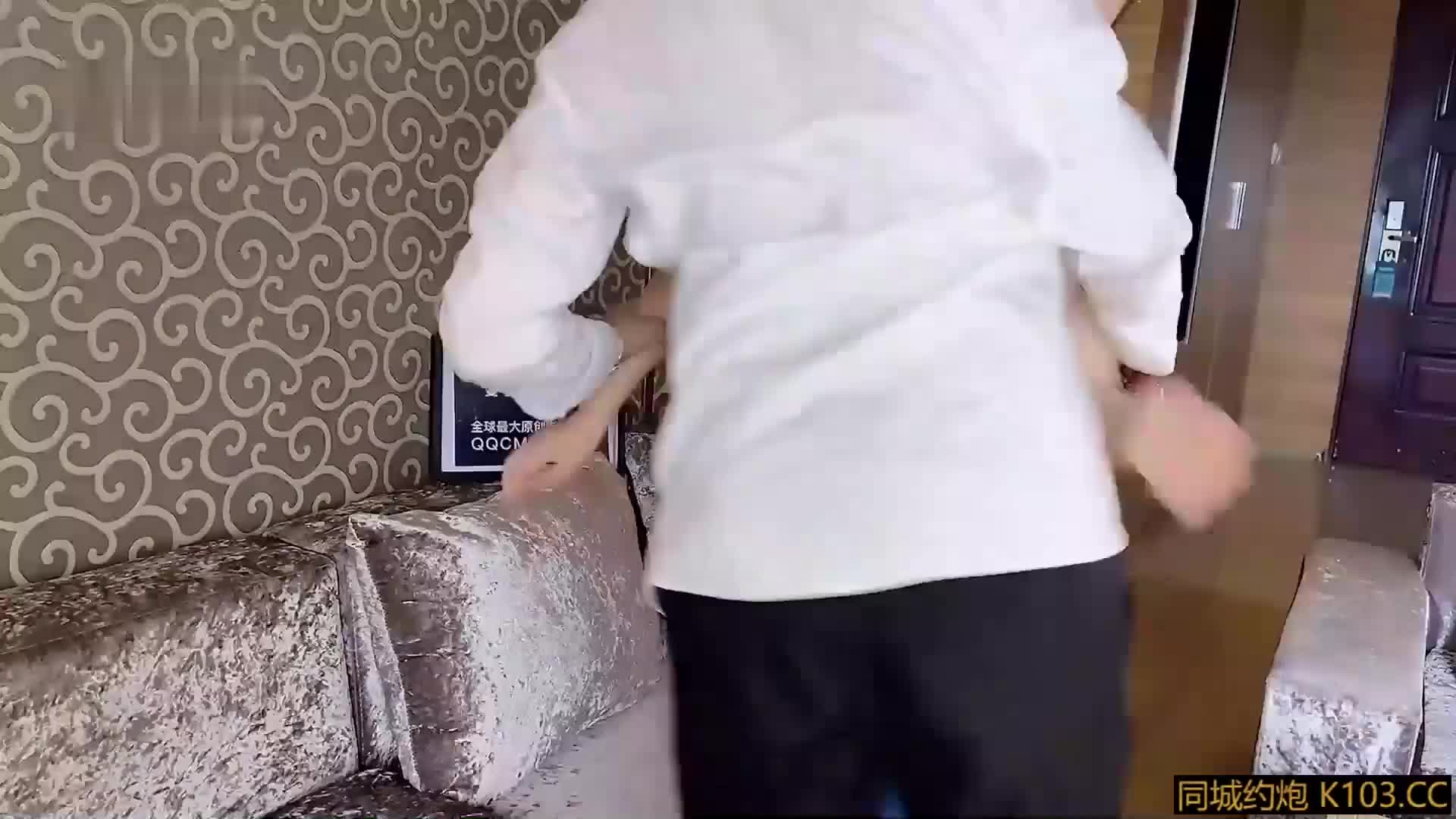 淫欲女家政开档牛仔裤强塞大阳具