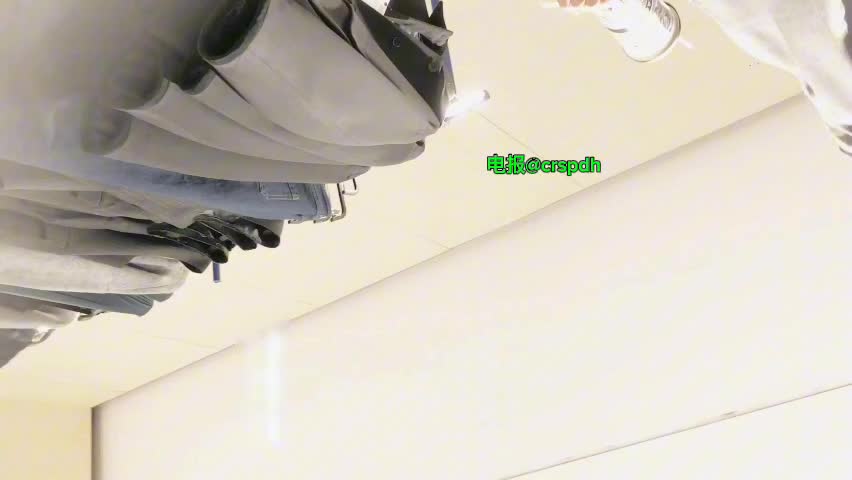 #偷拍 #抄底 无内抄底 遇到极品巨乳包臀裙少妇 一路跟拍抄底居然没穿内裤 真是个贱货