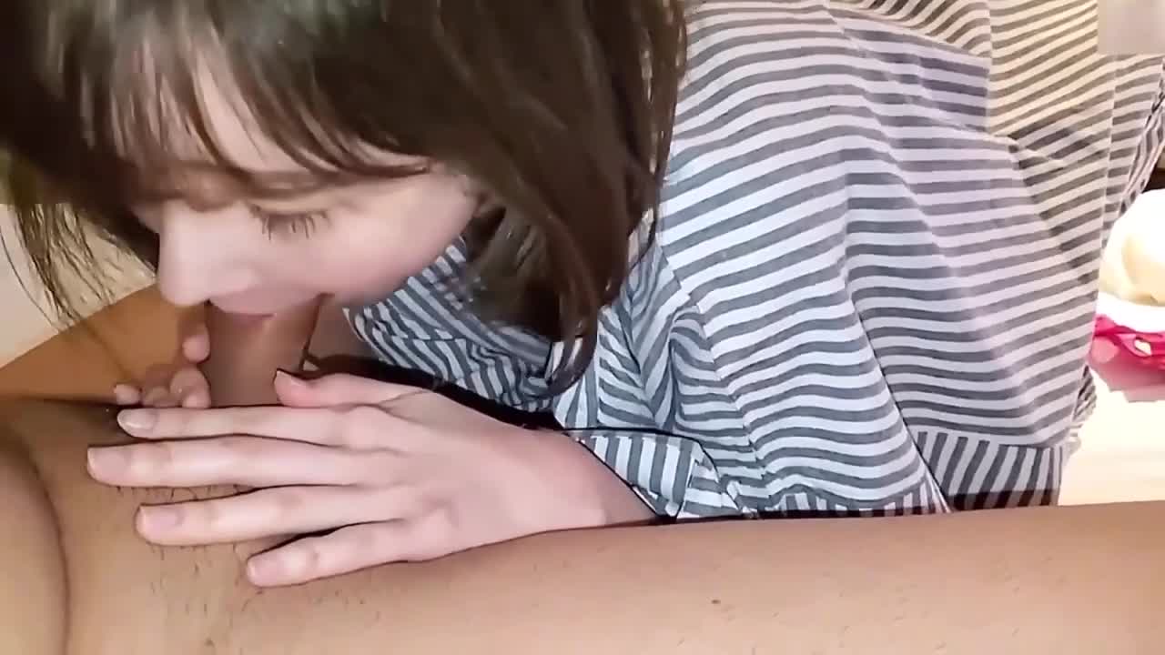短发白嫩高中学生口交样子很淫荡, 舌头不停刺激龟头出精, 洗澡时因为小穴还没被调教又反差主动口交舔硬鸡鸡, 让我插入骚逼再射一次 #学生 #反差