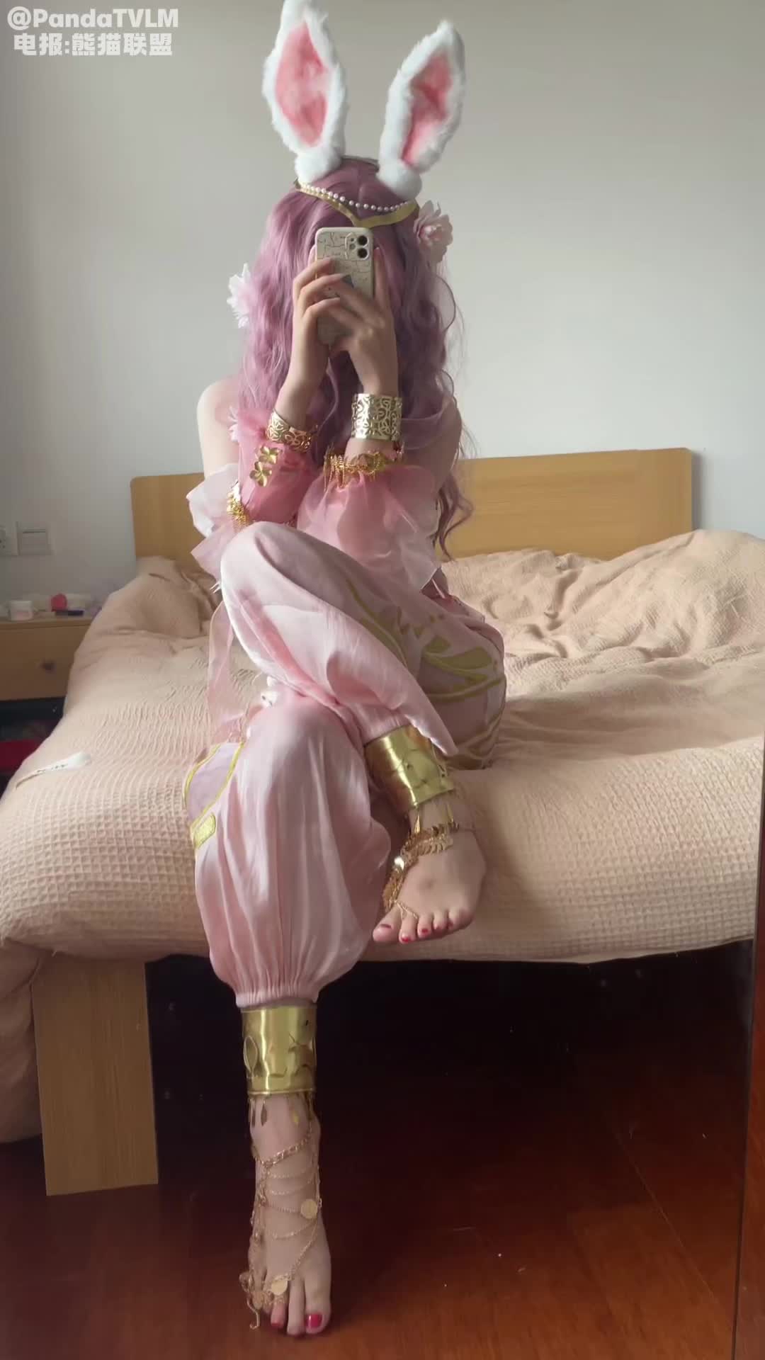 B站福利姬美女 月野彩紫定制足控拍脚视频福利合集