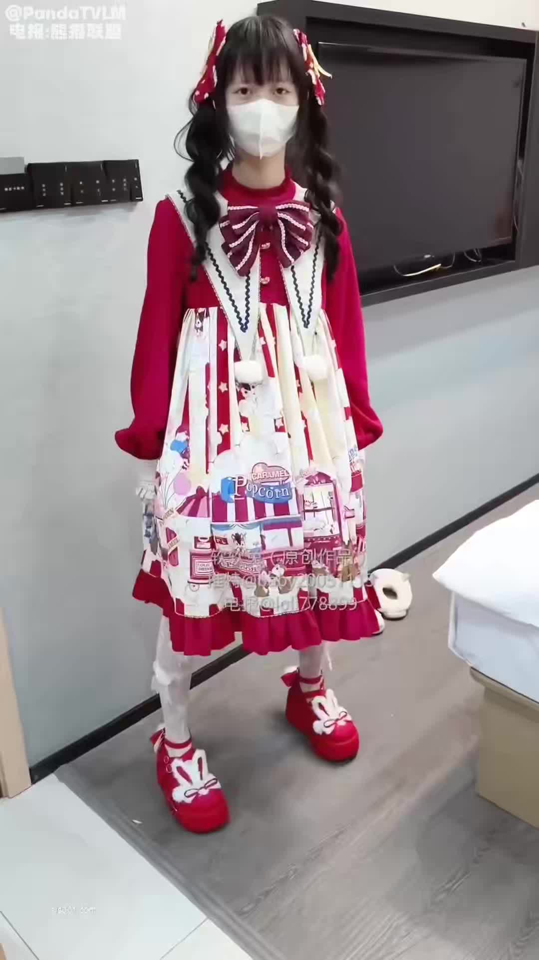 双马尾萝莉 极品嫩逼 身材娇小白丝萝莉裙被无套输出操尿了射了一小穴