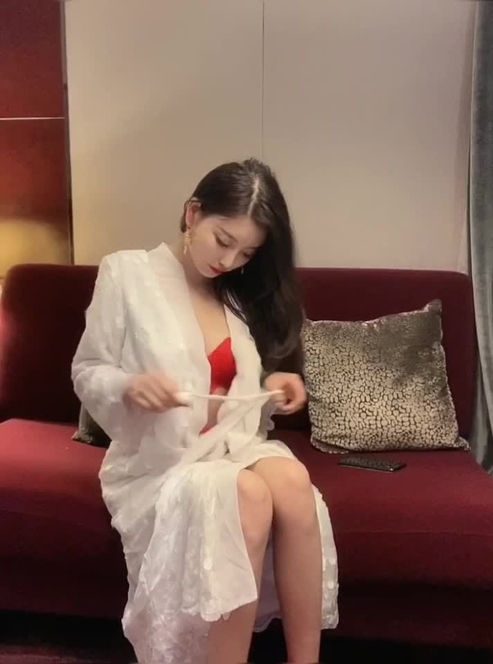 超气质反差玉足长腿车模学院学生全身红色性感情趣内衣诱惑, 学习摆弄各种风骚姿势, 丁字裤勒到鲍鱼里夹着来回拉动 #反差 #学生