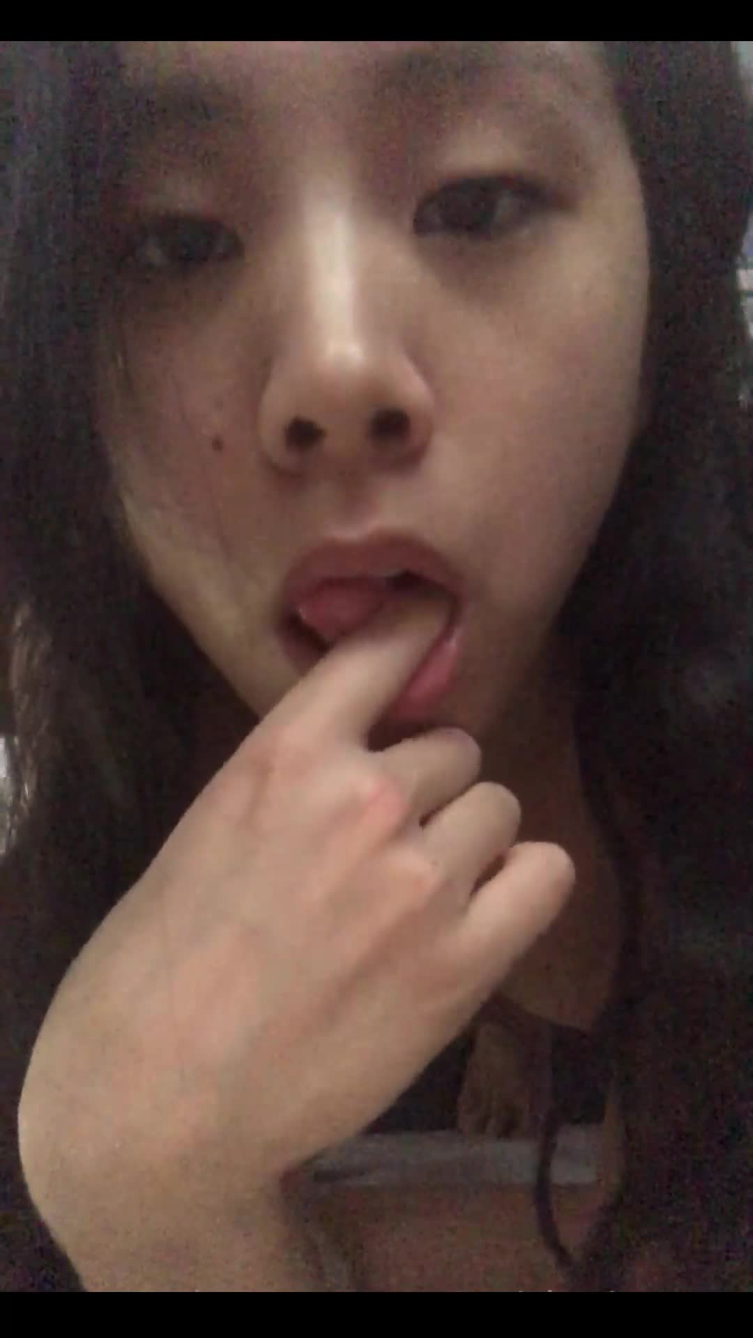 极品反差的学生妹为了伺候好土豪爸爸模拟拍摄舔土豪爸爸大屌的视频舔手指结果被土豪爸爸把视频曝光了。 #onlyfans #voidprincess