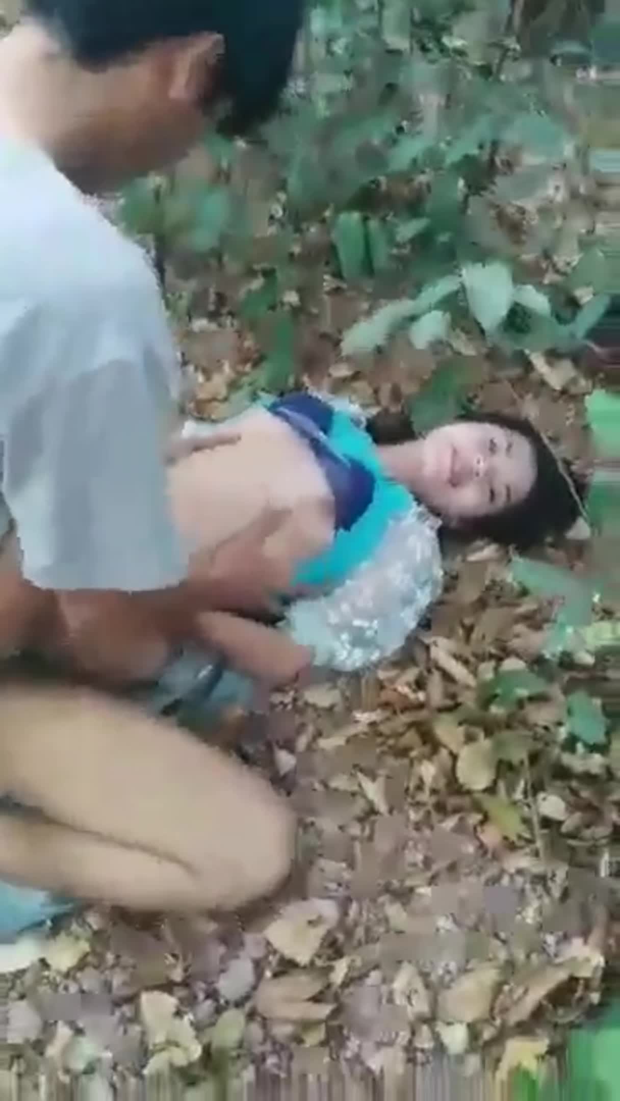 猎奇 小伙野外树林操女友让朋友帮拍摄，羡慕死朋友了