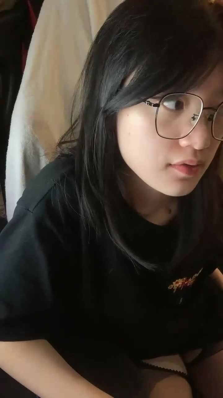 小虎牙眼镜妹脱光光美乳嫩穴掰开特写水嫩多汁和男友啪啪翹起雙腿好想被操妹妹很会玩
