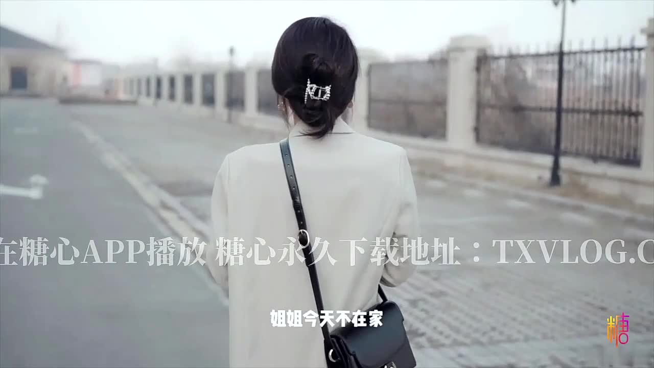 清晰颜值高挑学生实习护士请假看望姐夫, 看着电视突然反差解开姐夫裤子掏出鸡鸡说要好好检查, 没想到张开嘴就含到嘴里不停舔, 调起姐夫性欲按在床上一场爆操内射 #学生 #反差