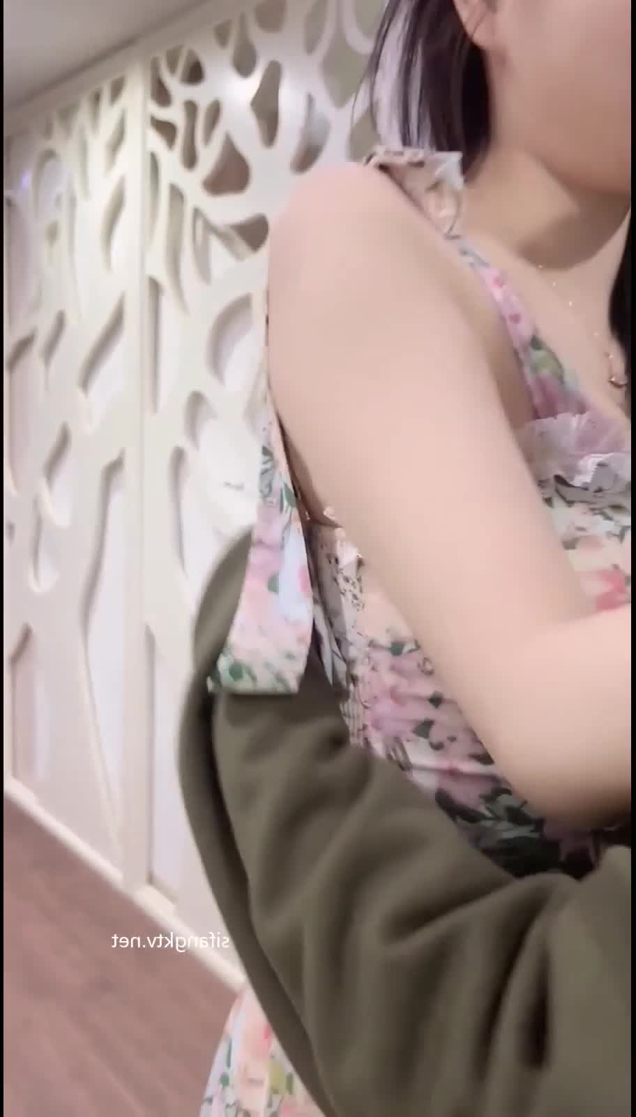 碎花群高挑玉足学生闺蜜来家做客, 穿着白丝看着流口水, 被反差闺蜜按在床上撕开丝袜不停的乱摸, 小穴里面淫水不停流出 #学生 #反差