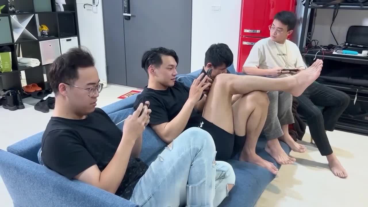 周末四兄弟家中打游戏, 隔壁学生敲门借浴室洗澡过程中反差自慰, 呻吟声音吸引四兄弟, 上演5P激战, 紧致的小穴被4根大肉棒连续爆操调教, 高潮连续不断 #学生 #反差