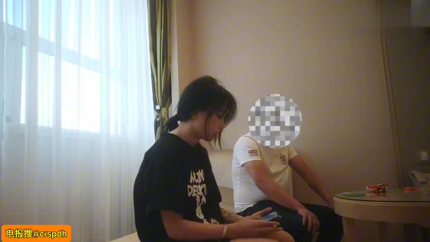 #老六探花探花大神老六酒店 1600元约炮零零后兼职小妹妹逼紧听话，小妹缺钱买手机偷拍角度不错对白清晰