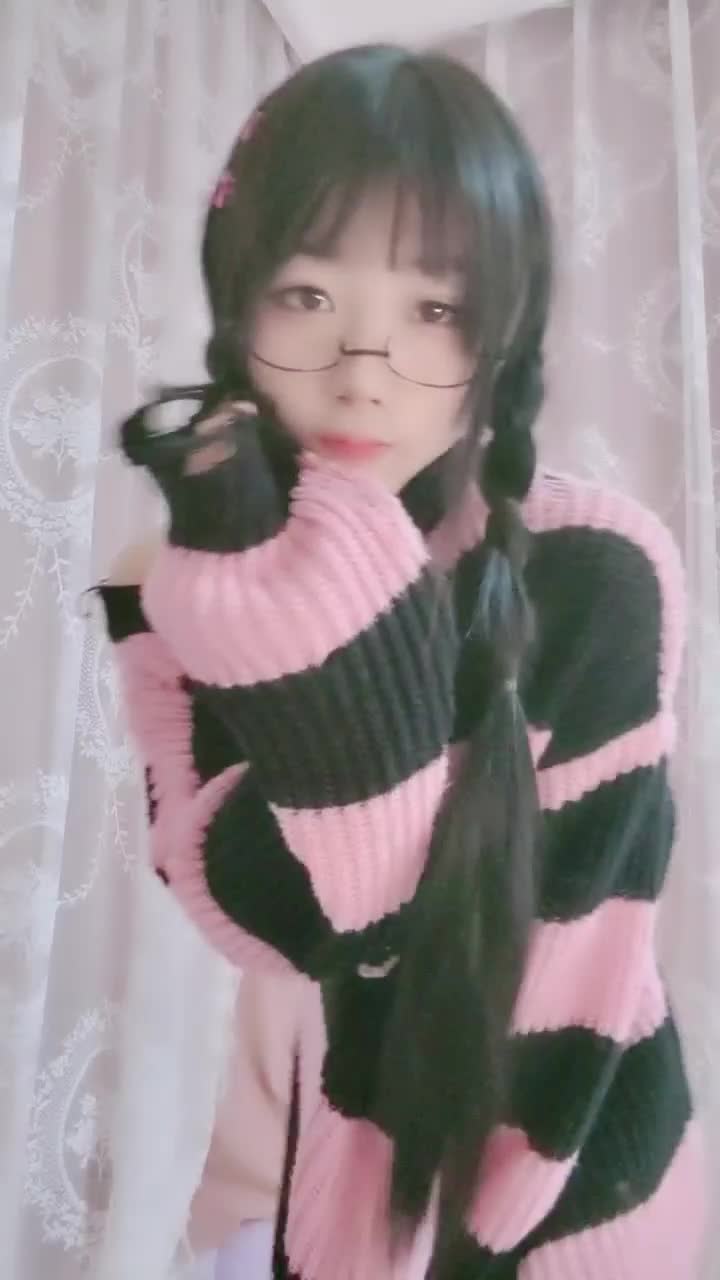 长相文静清纯学生萝莉家中视频裸聊反差一面, 展示自己粉嫩紧致一线天小鲍鱼, 小穴里淫水很多都滴下来了 #学生 #萝莉