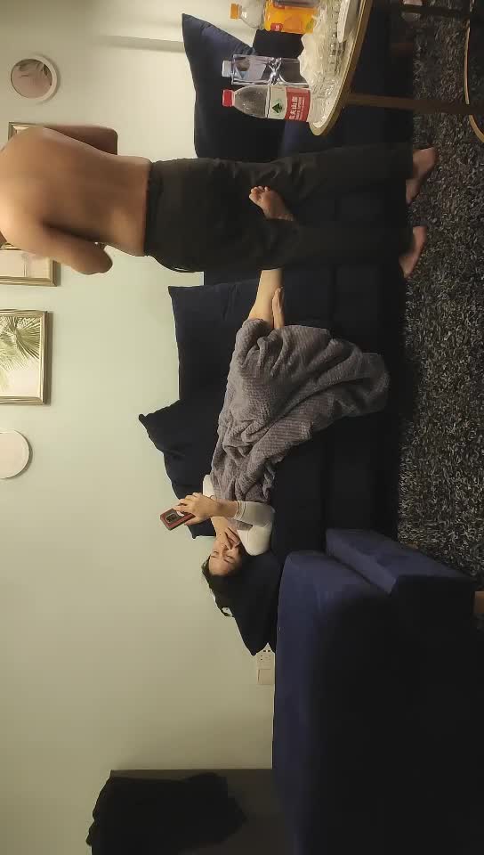【专约老阿姨】，叫个外卖，吃完继续，白嫩娇小人妻，喜欢站在窗口被后入，刺激劲爆，骚货被干瘫在沙发上