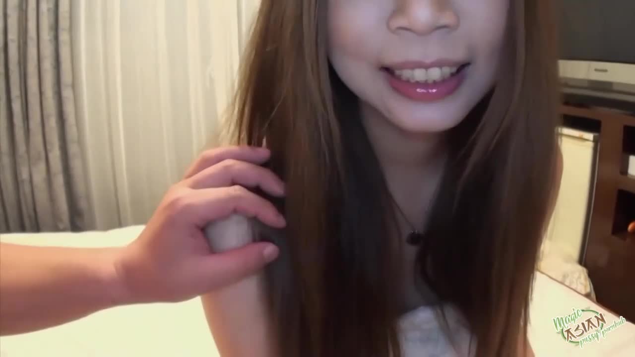 让她的洞被性玩具犁开，并在传教士中操，让她达到了高潮