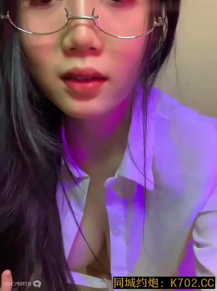 Cassie 123W 巨乳美女大尺度直播诱惑特别是边打电话边发骚，床上像个小母狗，撅起屁股指插菊花，太骚啦·· 9 #眼镜婊
