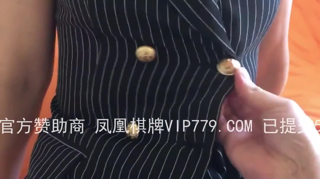 江苏某公司白领下班反差一面, 到家就抱着大肉棒不停舔吃, 还给我胸推毛推, 样子实在太淫荡, 只能用肉棒狠狠内射调教 #反差