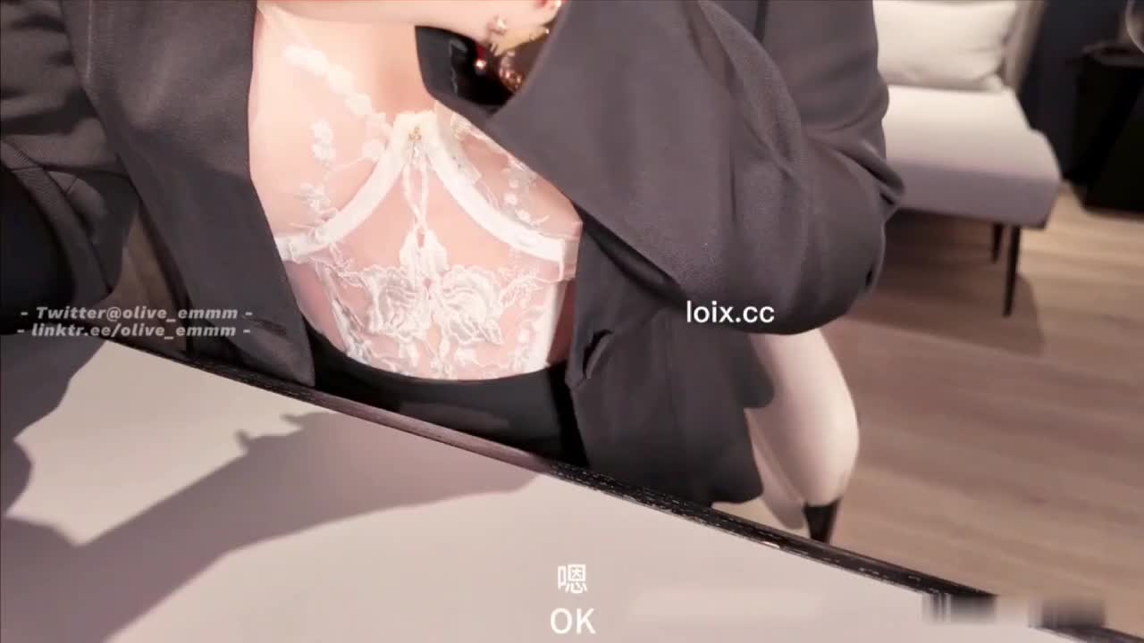 风骚学生少女体验情趣内衣反差学乳交, 两个奶子真大, 夹住阳具上下抽动兴奋, 忍不住插入粉嫩肥美鲍鱼连续高潮, 小穴被插的张开嘴 #学生 #反差