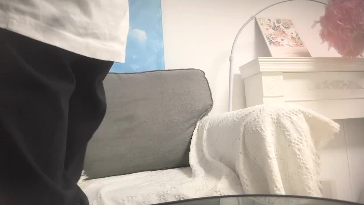 #高跟 #熟女 #偷拍巨乳熟女戴上眼镜帮小伙深喉口交，小伙床上开启爆操模式，疯狂抽插！