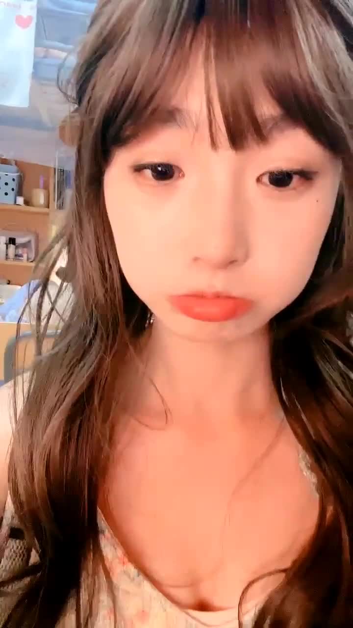 既是大学生, 又是福利姬, 又是主播, [呜崽酱] , 学校寝室自慰, 颜值身材都很棒的小妹妹~ ~ ~~~ ~ ! ~  撸管佳作群内不仅可以找后续和bt资源,