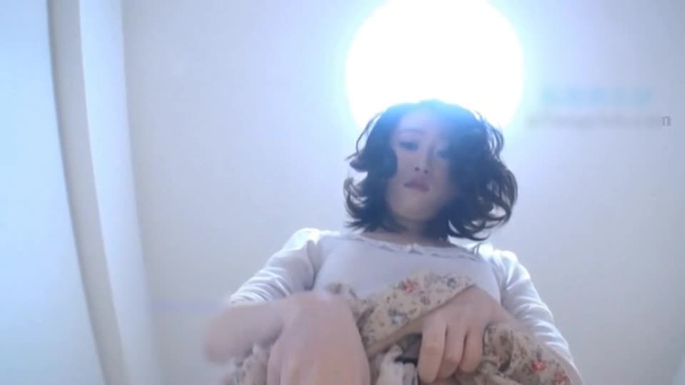 #极品熟女 #性感人妻极品气质短裙人妻 良家少妇型，与老公在家客厅自拍无套内射性交做爱，大哥真好，分享出来给大哥看！