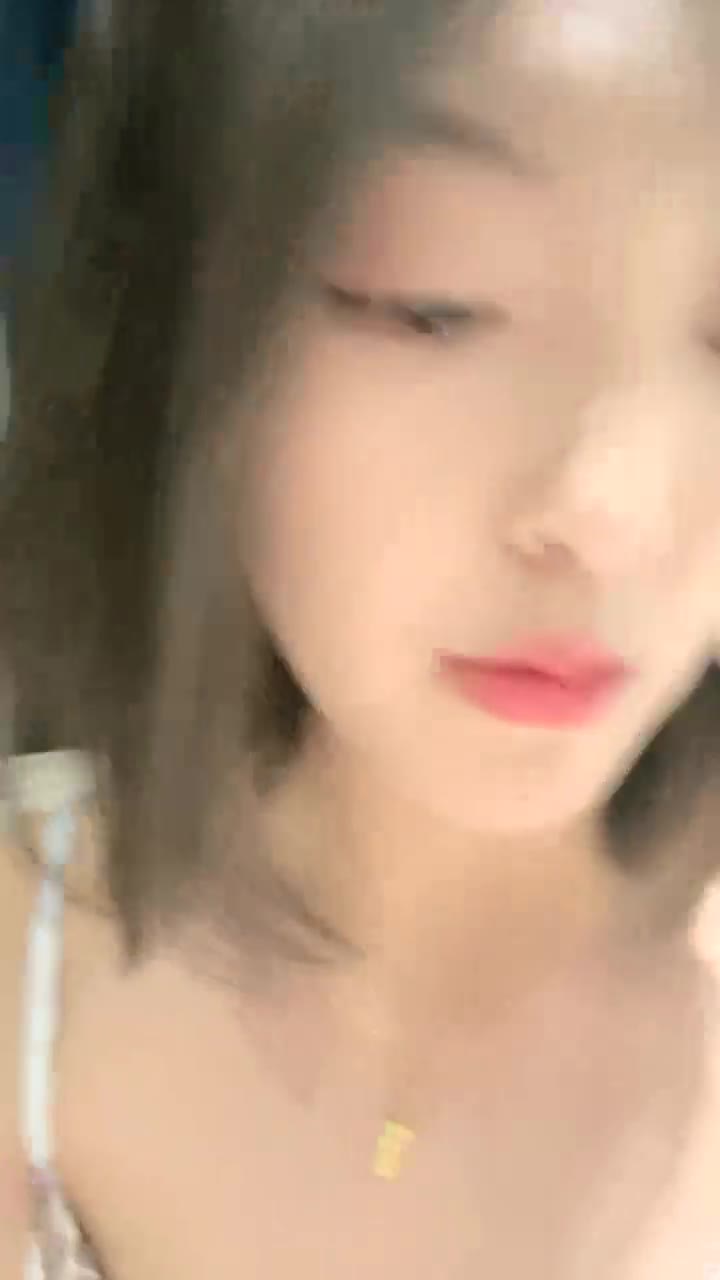 #04艺校学生 反差女神商场买保险套, 裹上跳蛋自慰群内不仅可以找后续和bt资源, 还有你想的那种资源