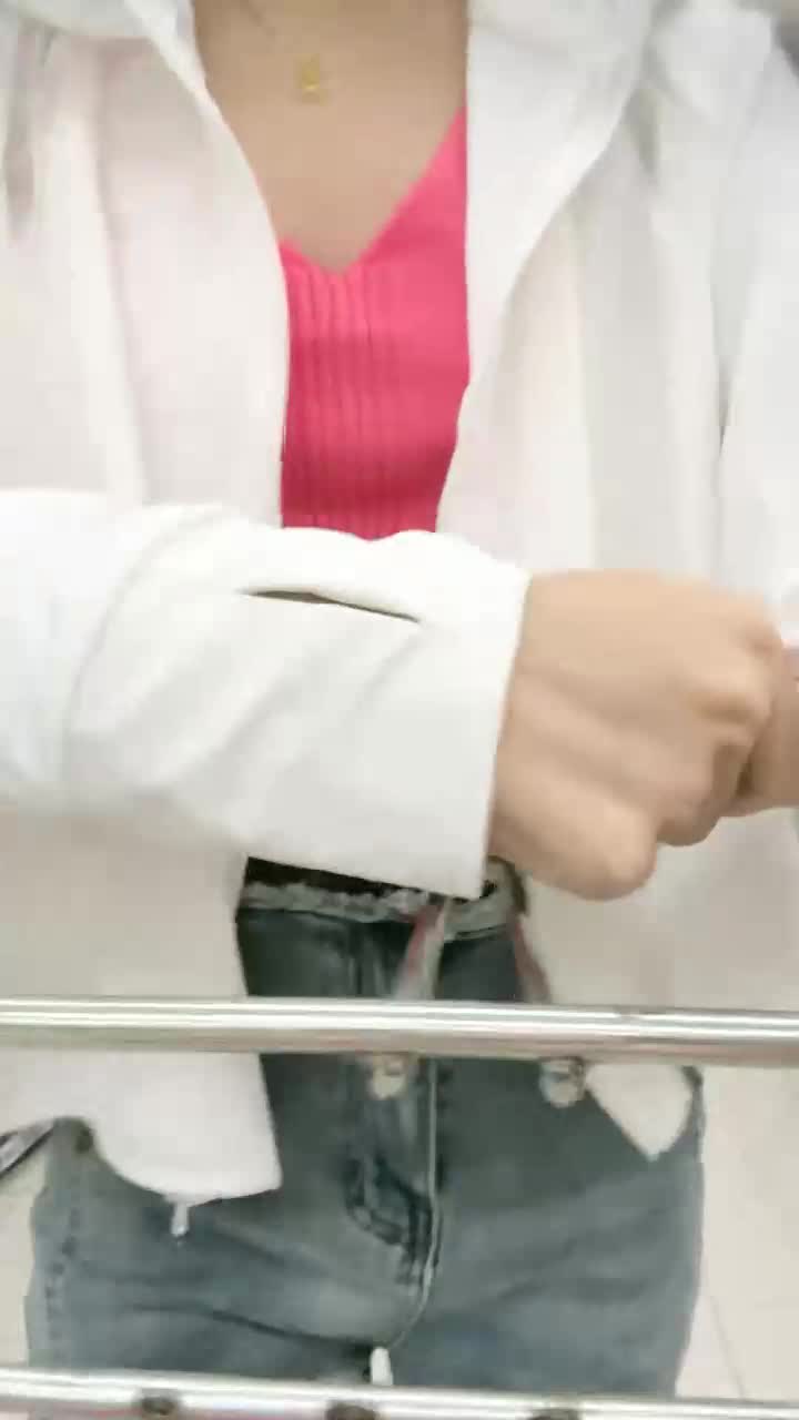 #04艺校学生 反差女神商场买保险套, 裹上跳蛋自慰群内不仅可以找后续和bt资源, 还有你想的那种资源