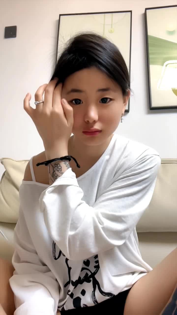 颜值很高的妹子全程露脸满背纹身，被好姐妹在奶子上写骚逼求草，掰开骚穴给狼友看特写撅着屁股发骚烟燎逼毛