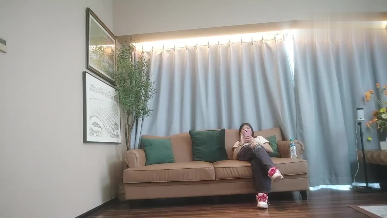 山野探花酒店约炮 18清纯小妹妹, 貌似还是处女, 温柔的给她开了包群内不仅可以找后续和bt资源, 还有你想的那种资源
