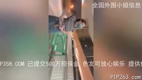 淫妻熟女阿姨被绿帽老公带去酒店与朋友一起操玩3p，露出、口交，大胆内射！#反差 #母狗