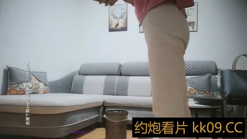 B哥探花秀约了个粉衣苗条少妇啪啪，舔背乳推口交沙发上后入抽插勐操