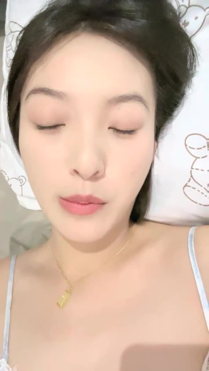 #04艺校学生 反差女神商场买保险套, 裹上跳蛋自慰群内不仅可以找后续和bt资源, 还有你想的那种资源