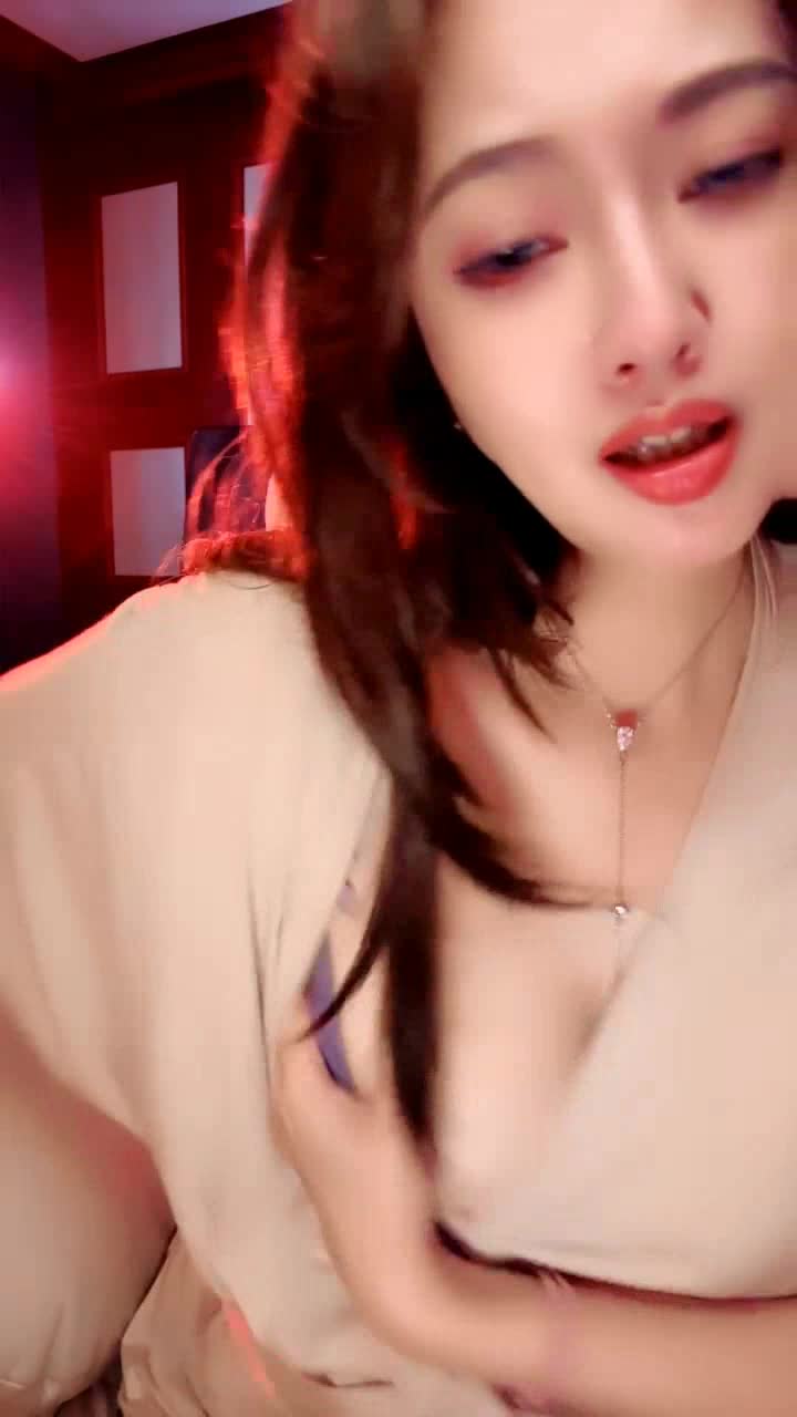 成熟又有韵味的极品少妇，全程露脸在狼友的调教下漏出骚奶子揉捏，跳蛋塞逼里抽插自慰淫水多多，浪叫不止