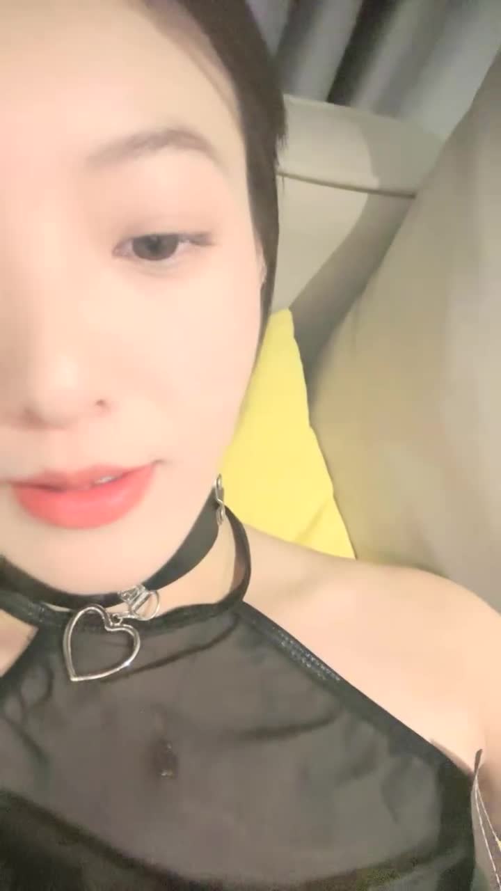 #04艺校学生 反差女神商场买保险套, 裹上跳蛋自慰群内不仅可以找后续和bt资源, 还有你想的那种资源